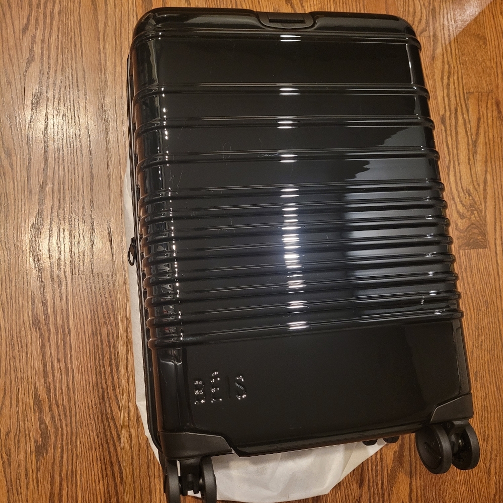 Beis carryon suitcase in Glossy Black
